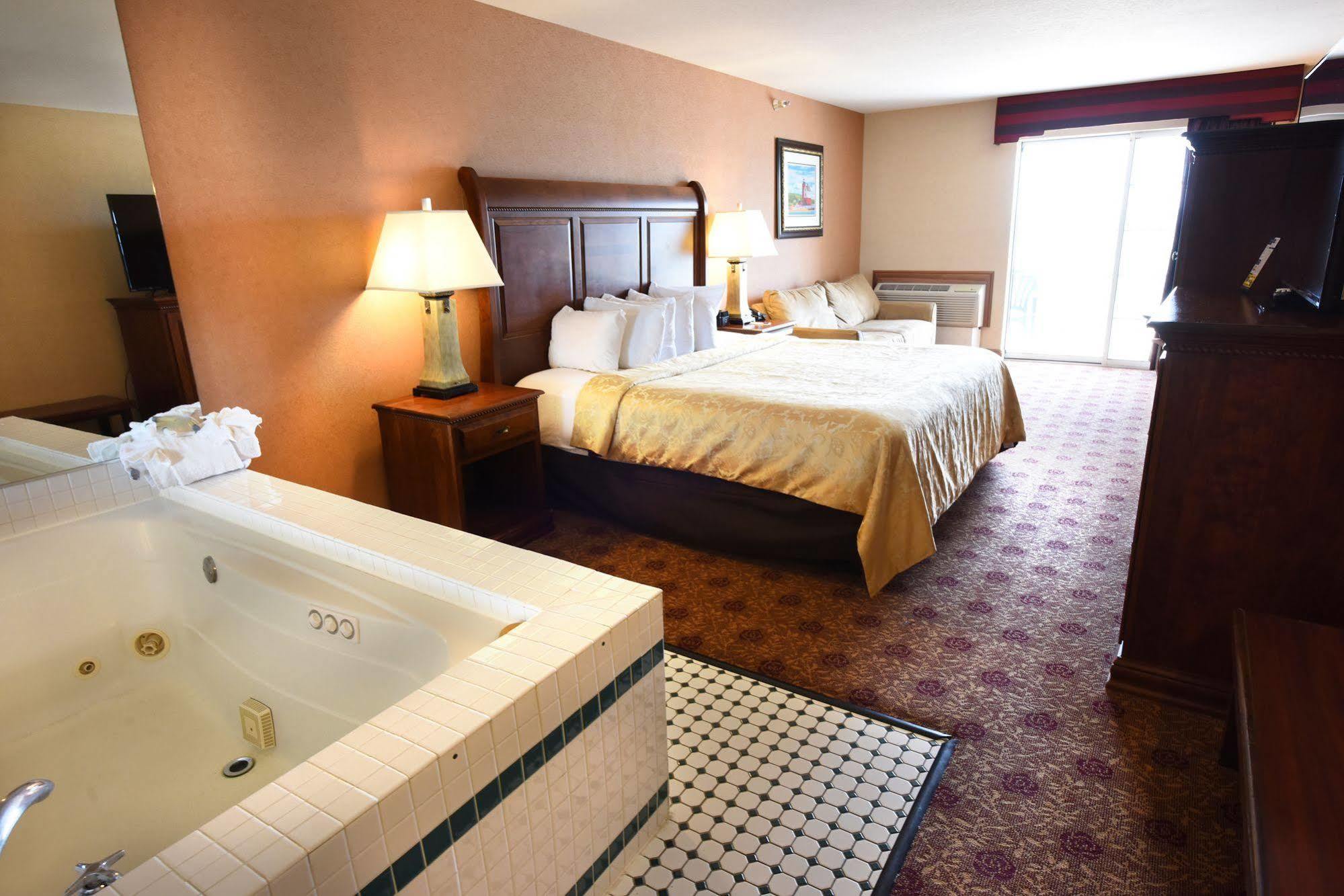 Hamilton Inn Select Beachfront Mackinaw City Exteriör bild