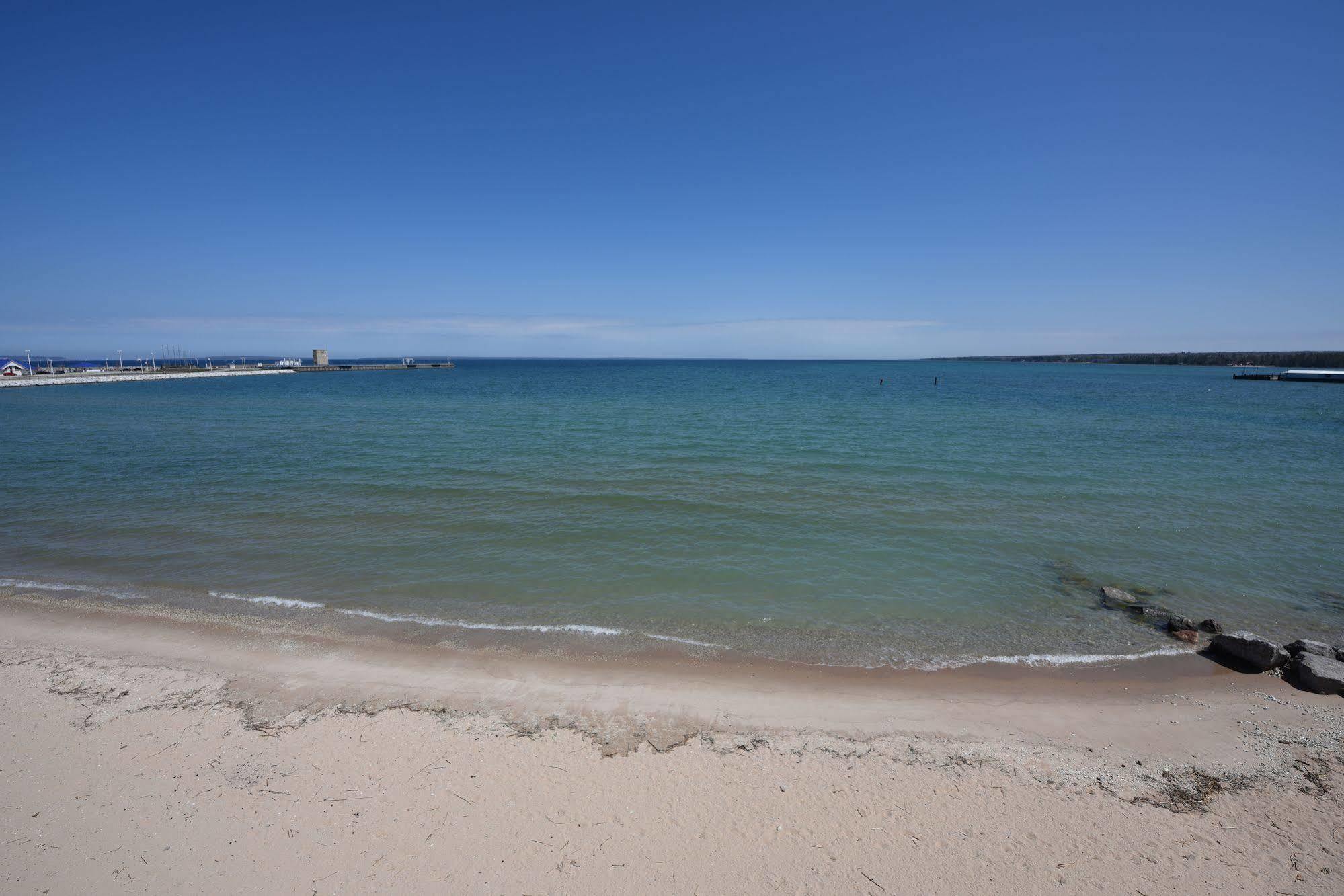 Hamilton Inn Select Beachfront Mackinaw City Exteriör bild